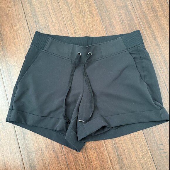 ATHLETA MIDTOWN SHORTS Cuffed Hem Drawstring 708303 SIZE 4 Black 4" Inseam - Picture 1 of 3